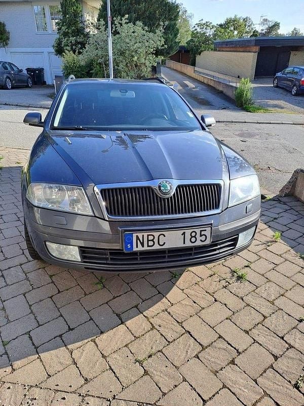 Grå Begagnad 2007 Skoda Octavia Kombi | 33 000 kr (Marknadspris) - Bild 1/4