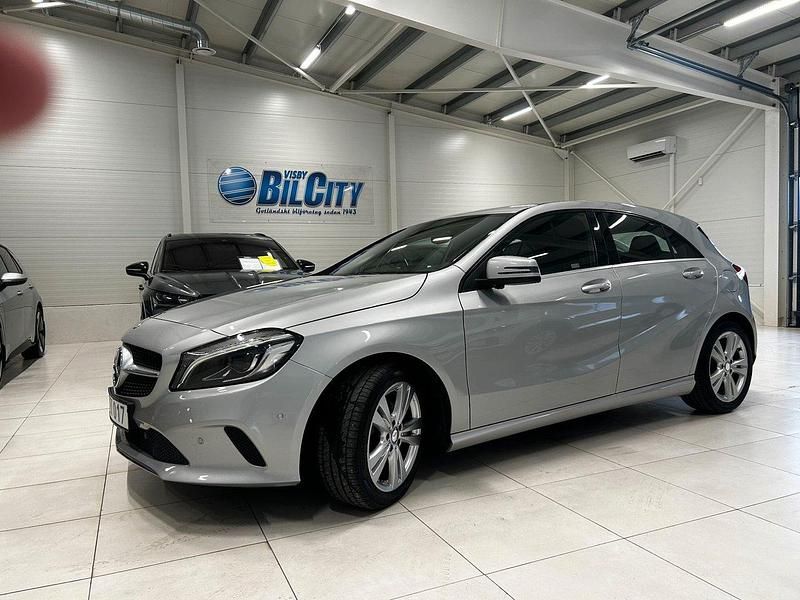 Silver Begagnad 2017 Mercedes A180 Halvkombi | 174 899 kr (Marknadspris) - Bild 1/4