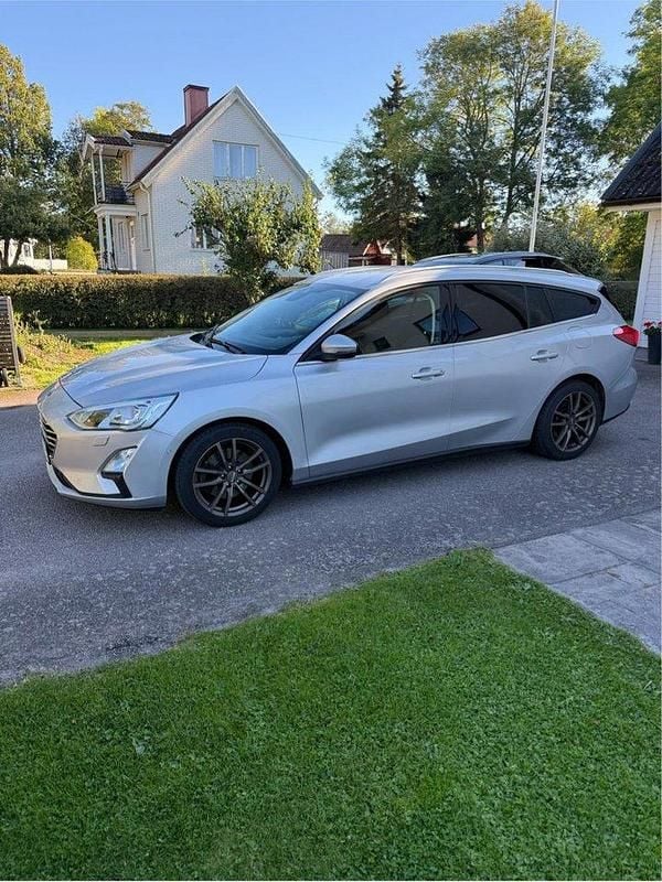 Grå Begagnad 2019 Ford Focus Titanium Kombi | 114 000 kr (Bra pris) - Bild 1/4