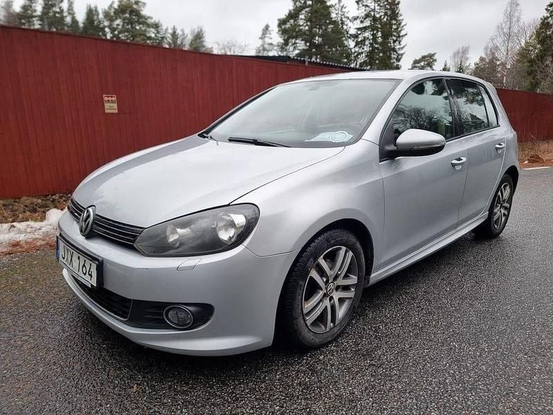 Begagnad VW Golf VII Dark Label 105 HK (77 kW) 2012 Silver Halvkombi