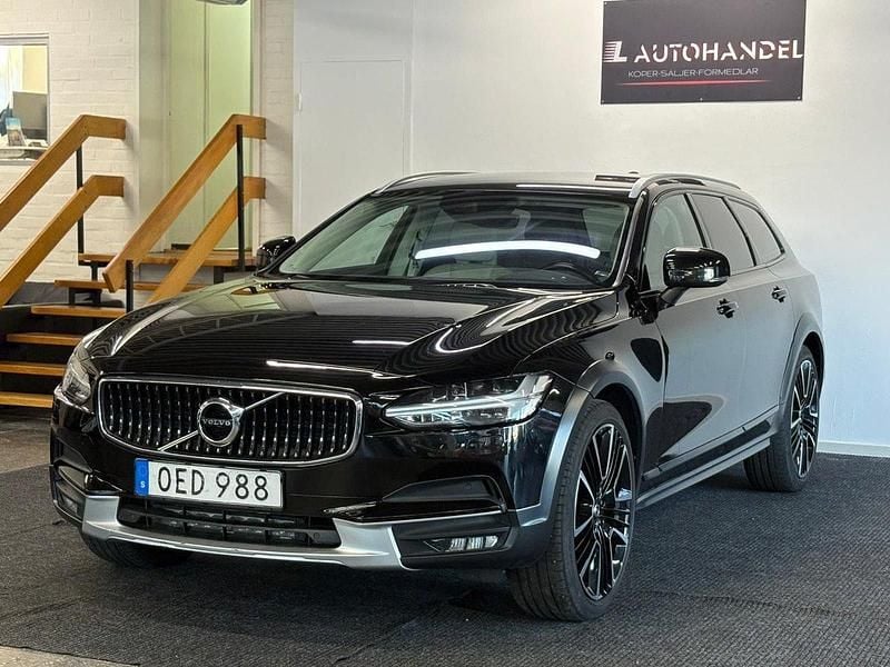 Svart Begagnad 2017 Volvo V90 CC Momentum Kombi | 299 900 kr (Marknadspris) - Bild 1/4