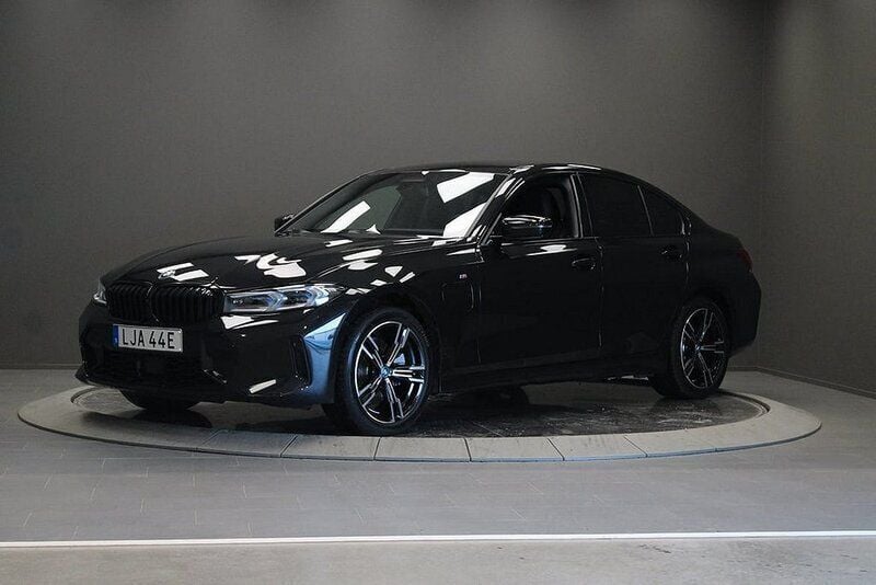 Svart (black saphire metallic) Begagnad 2023 BMW 330e Comfort Edition Sedan | 539 000 kr - Bild 1/4