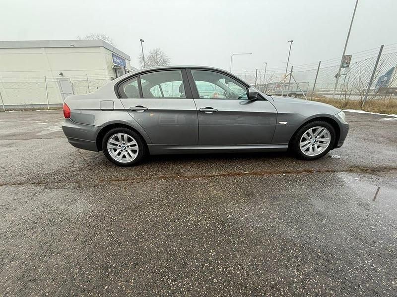 Begagnad BMW 318 143 HK (105 kW) 2009 Sedan