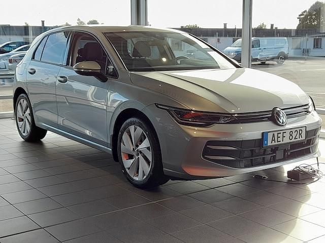 Silver (oyster silver metallic) Ny 2025 VW Golf VIII Life Halvkombi | 284 900 kr (Dyr) - Bild 1/4