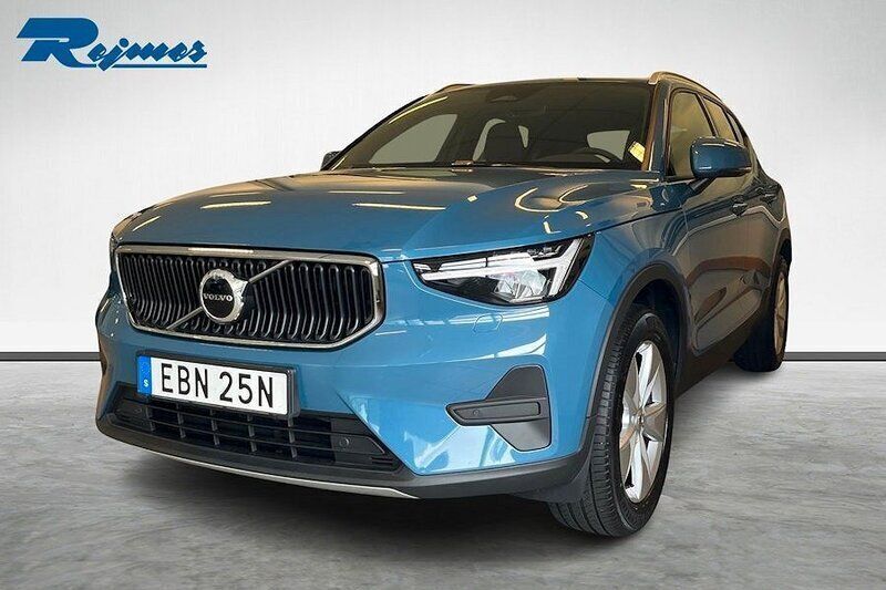 Blå (fjord blue metallic) Begagnad 2024 Volvo XC40 Core SUV | 399 900 kr (Marknadspris) - Bild 1/4