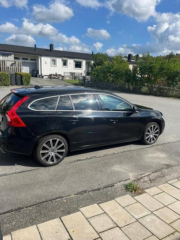 Svart Begagnad 2018 Volvo V60 Momentum Kombi | 180 000 kr (Bra pris) - Bild 1/4