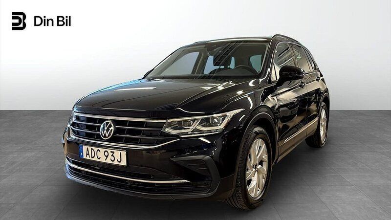 Svart (deep black pearl) Begagnad 2021 VW Tiguan SUV | 289 900 kr (Marknadspris) - Bild 1/4