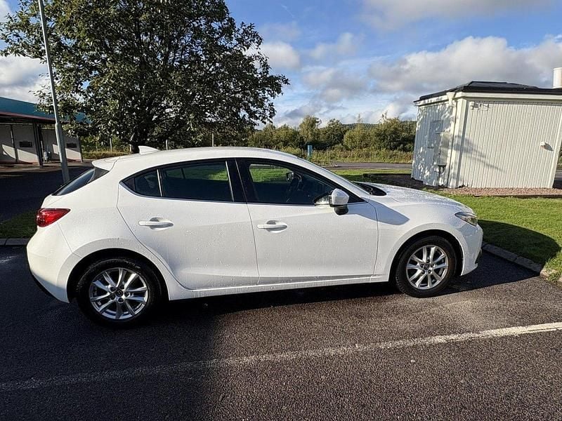 Vit Begagnad 2016 Mazda 3 Inclusive Halvkombi | 127 500 kr (Bra pris) - Bild 1/4