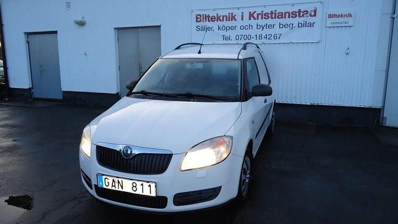 Begagnad Skoda Roomster 70 HK (51 kW) 2008 Vit Minibuss