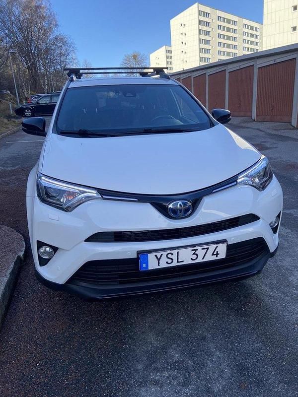 Vit Begagnad 2018 Toyota RAV4 Hybrid Edition SUV | 233 000 kr (Marknadspris) - Bild 1/4
