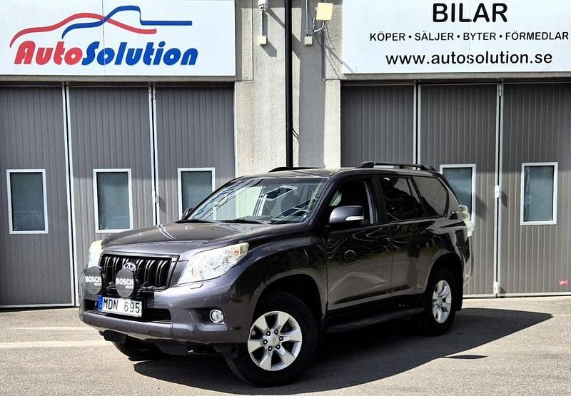 Mörkgrå Begagnad 2011 Toyota Land Cruiser SUV | 229 900 kr (Marknadspris) - Bild 1/4