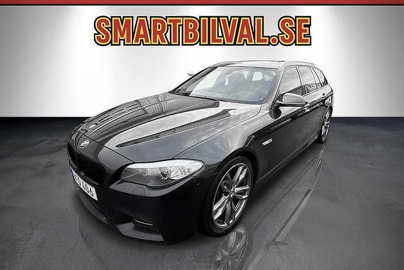 Grå Begagnad 2013 BMW M550 Sedan | 239 900 kr (Marknadspris) - Bild 1/4