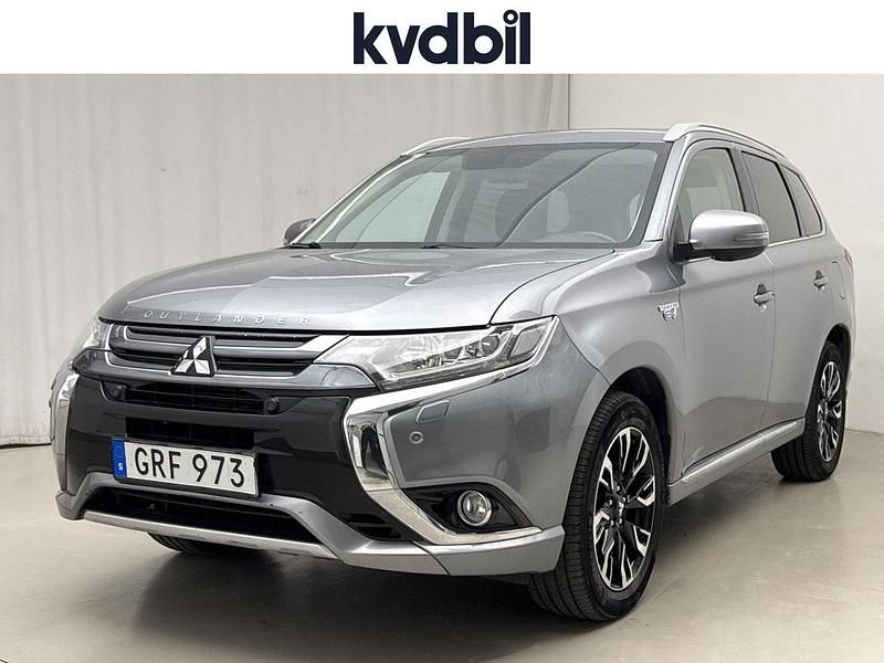 Grå (grå metallic) Begagnad 2016 Mitsubishi Outlander P-HEV SUV | 154 800 kr (Marknadspris) - Bild 1/3