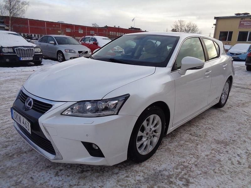 Vit Begagnad 2016 Lexus CT200h Halvkombi | 139 900 kr (Bra pris) - Bild 1/4