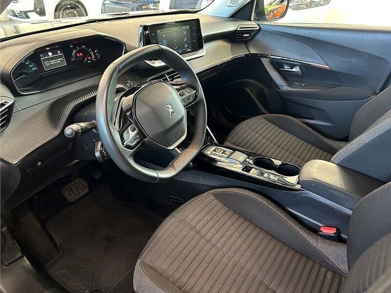 Begagnad Peugeot e-2008 Active 100 kW (136 HK) 2022 Svart SUV