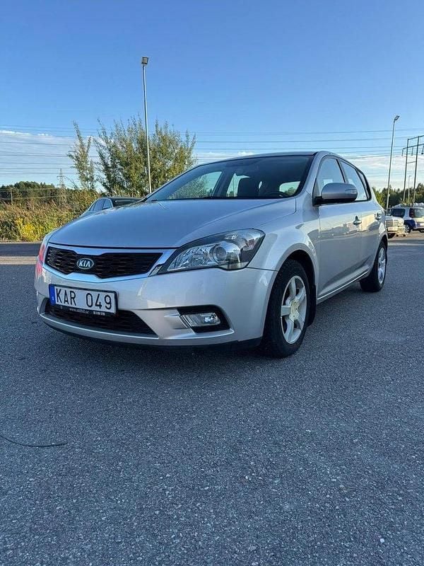 Silver Begagnad 2010 Kia Ceed 4 Halvkombi | 46 500 kr (Superpris) - Bild 1/4