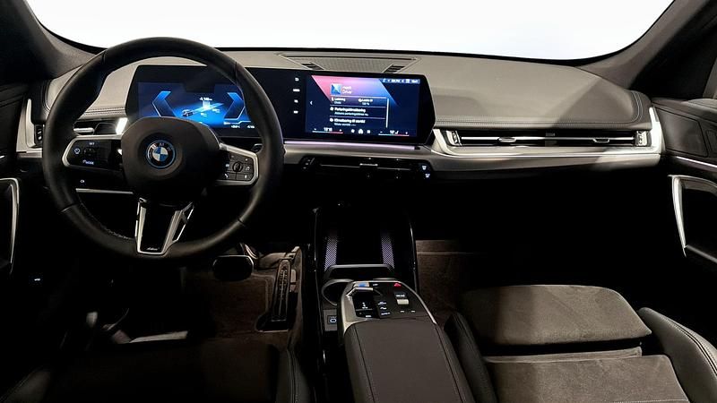 Begagnad BMW iX1 Comfort Edition 150 kW (204 HK) 2025 Vit (mineral white) SUV