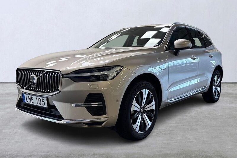 Ljusgrå (grå) Begagnad 2023 Volvo XC60 Plus SUV | 525 000 kr (Marknadspris) - Bild 1/4