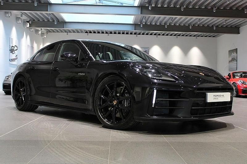 Svart Begagnad 2024 Porsche Panamera Halvkombi | 1 295 000 kr - Bild 1/4