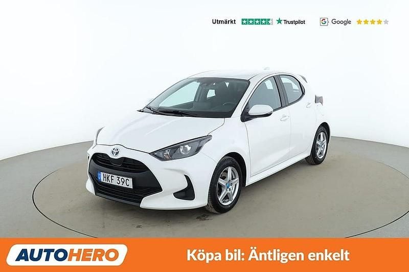 Vit Begagnad 2022 Toyota Yaris Hybrid Active Halvkombi | 199 000 kr (Bra pris) - Bild 1/4