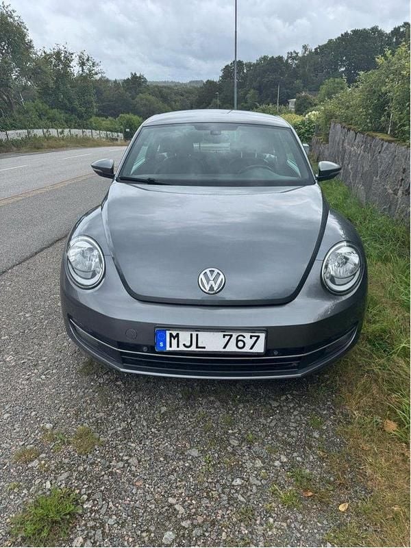 Grå Begagnad 2012 VW Beetle Halvkombi | 67 000 kr (Superpris) - Bild 1/4