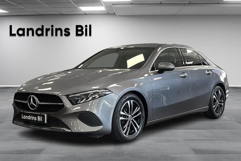 Mörkgrå Begagnad 2023 Mercedes A220 Sedan | 379 000 kr - Bild 1/4