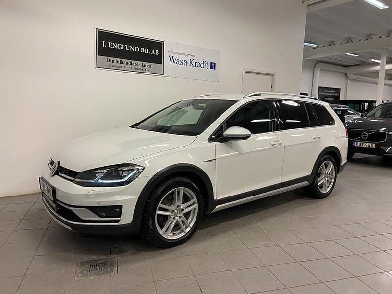 Vit Begagnad 2020 VW Golf Alltrack Kombi | 189 900 kr (Marknadspris) - Bild 1/4