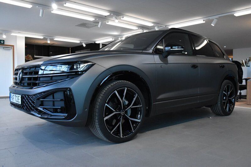Grå Ny 2025 VW Touareg R-line SUV | 1 111 100 kr - Bild 1/3