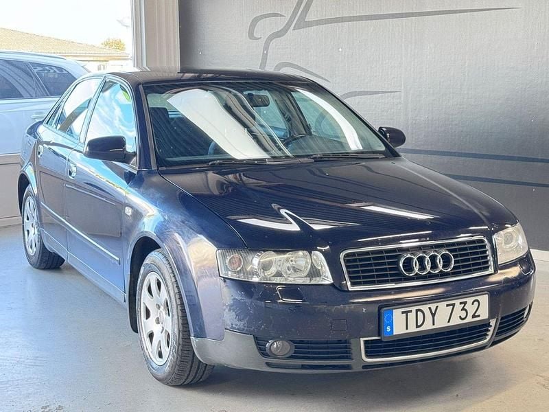 Mörkblå Begagnad 2002 Audi A4 Sedan | 29 900 kr (Marknadspris) - Bild 1/4