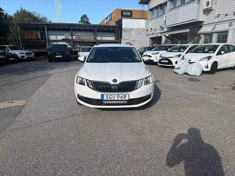 Vit Begagnad 2020 Skoda Octavia Ambition Kombi | 139 900 kr - Bild 1/4