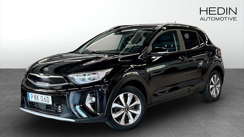 Svart (black) Begagnad 2020 Kia Stonic 4 SUV | 194 900 kr (Marknadspris) - Bild 1/4