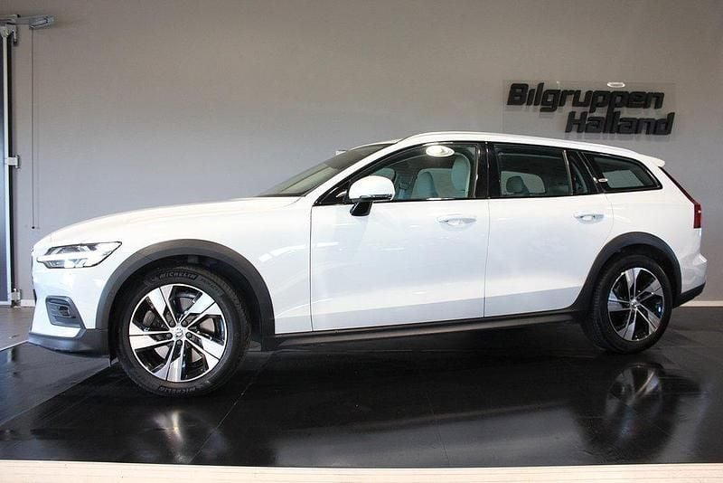 Vit (ice white ) Begagnad 2019 Volvo V60 CC Kombi | 334 900 kr (Lite dyr) - Bild 1/3
