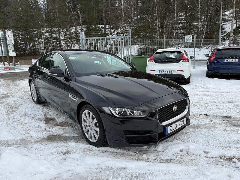 Begagnad Jaguar XE 180 HK (132 kW) 2019 Svart Sedan