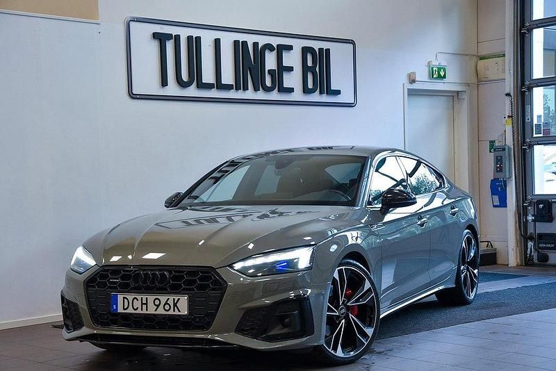 Grå Begagnad 2022 Audi A5 Competition Sportkupé | 399 900 kr (Marknadspris) - Bild 1/4
