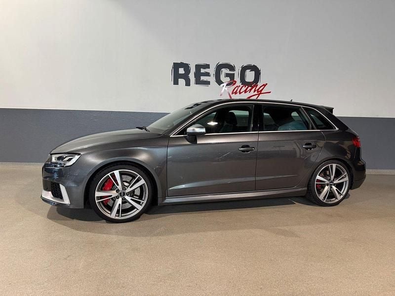 Grå Begagnad 2017 Audi RS3 Sportback Comfort Halvkombi | 445 000 kr (Superpris) - Bild 1/4