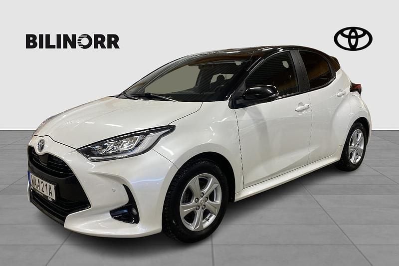 Vit Begagnad 2022 Toyota Yaris Hybrid Style Halvkombi | 239 900 kr (Marknadspris) - Bild 1/4