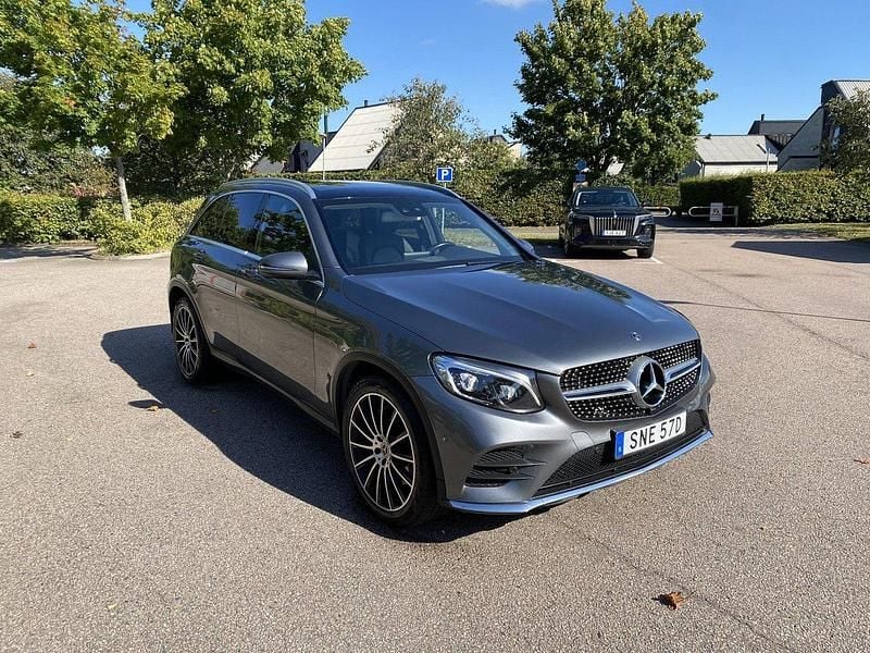 Grå Begagnad 2019 Mercedes GLC220 AMG SUV | 342 000 kr (Marknadspris) - Bild 1/4
