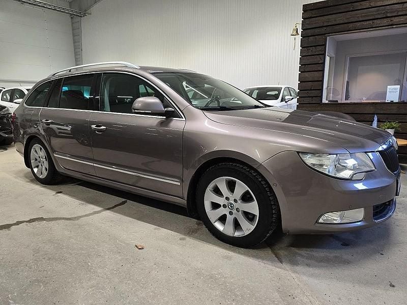 Begagnad Skoda Superb Elegance 105 HK (77 kW) 2011 Brun metallic Kombi