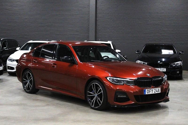 Orange (orange metallic) Begagnad 2020 BMW 330 M Sport Sedan | 299 900 kr (Bra pris) - Bild 1/4