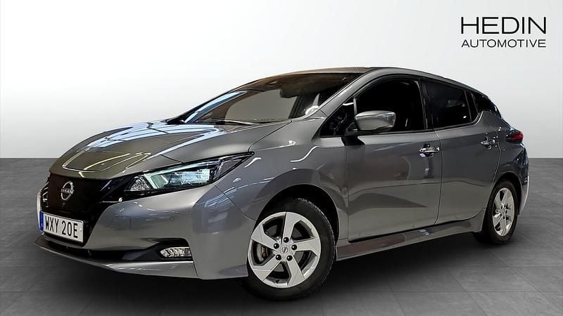 Grå Begagnad 2022 Nissan Leaf N-Connecta Halvkombi | 184 900 kr (Marknadspris) - Bild 1/4
