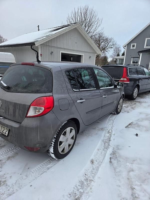 Begagnad Renault Clio R.S. 75 HK (55 kW) 2011 Halvkombi