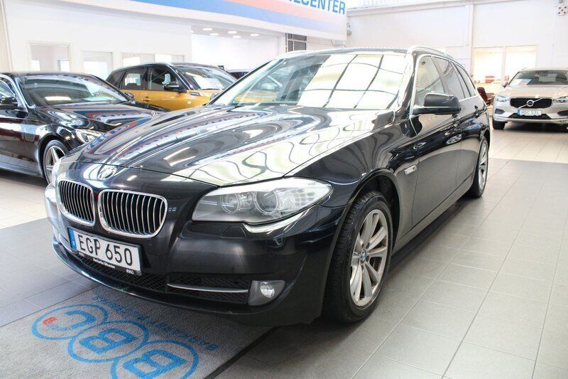 Svart Begagnad 2012 BMW 520 Kombi | 129 900 kr (Marknadspris) - Bild 1/4