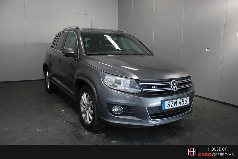 Mörkgrå (grå) Begagnad 2015 VW Tiguan Sport SUV | 74 900 kr (Bra pris) - Bild 1/4