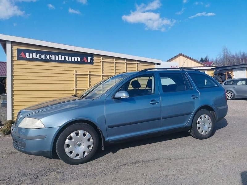 Ljusgrå (grå) Begagnad 2008 Skoda Octavia Kombi | 24 900 kr (Dyr) - Bild 1/4