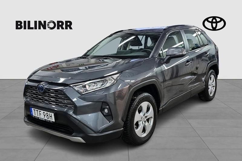 Grå Begagnad 2023 Toyota RAV4 Hybrid Active SUV | 389 900 kr (Bra pris) - Bild 1/4