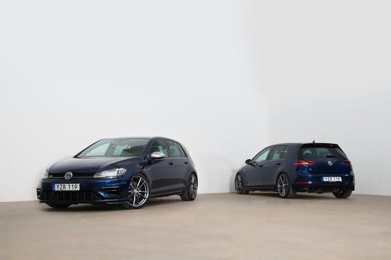 Mörkblå Begagnad 2017 VW Golf VII R Halvkombi | 389 000 kr - Bild 1/4