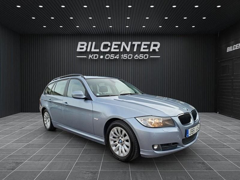 Ljusblå Begagnad 2009 BMW 320 Comfort Edition Kombi | 109 900 kr (Dyr) - Bild 1/4