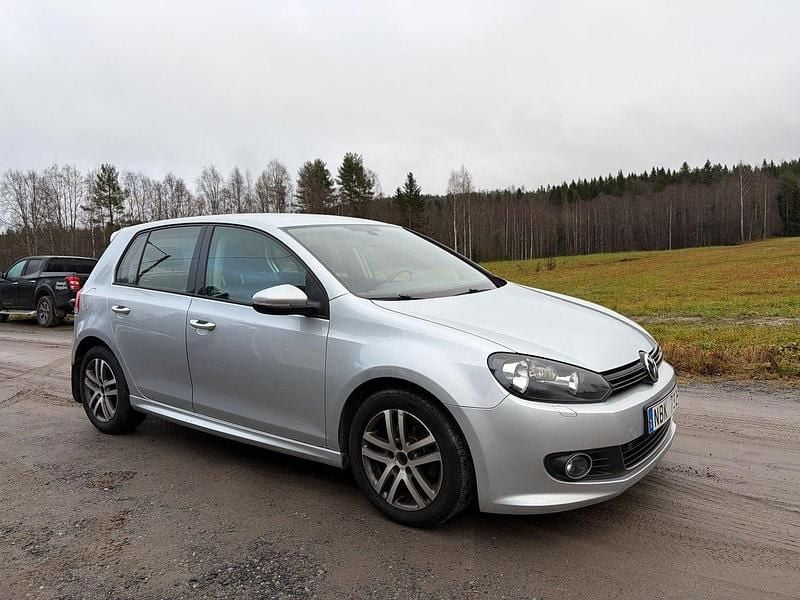 Silver Begagnad 2013 VW Golf VII Halvkombi | 59 000 kr (Marknadspris) - Bild 1/4