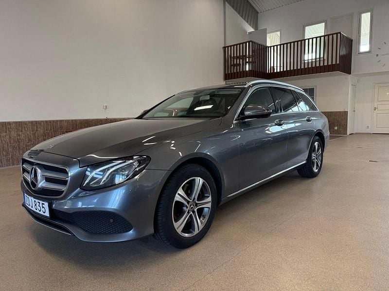 Grå Begagnad 2017 Mercedes E220 Avantgarde Kombi | 214 900 kr (Superpris) - Bild 1/4
