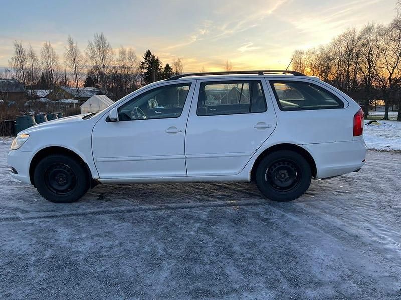 Begagnad 2012 Skoda Octavia Kombi | 38 000 kr (Marknadspris) - Bild 1/3